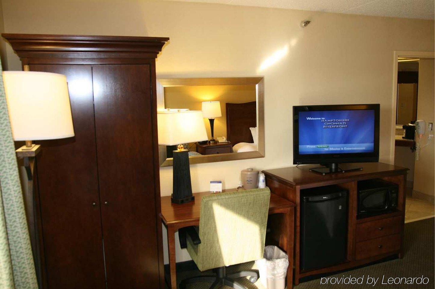 Holiday Inn Express & Suites Cincinnati Riverfront, An Ihg Hotel Covington Phòng bức ảnh